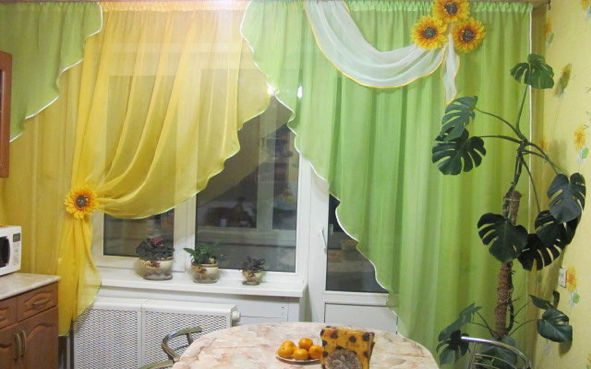 Желтые шторы на кухне с балконным окном